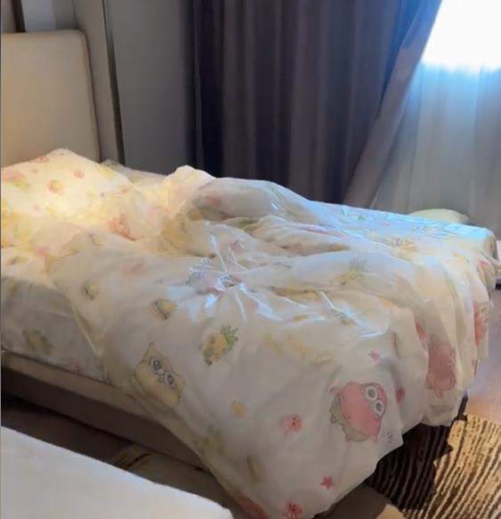 铺床单视频女 4e8a9fd93f17d795438532a787515ba8.jpg